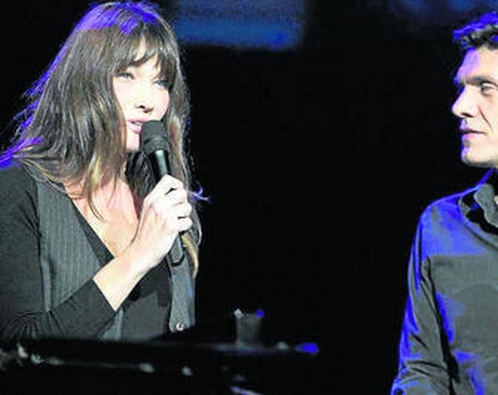 Carla Bruni revive su etapa de cantante con una actuación
