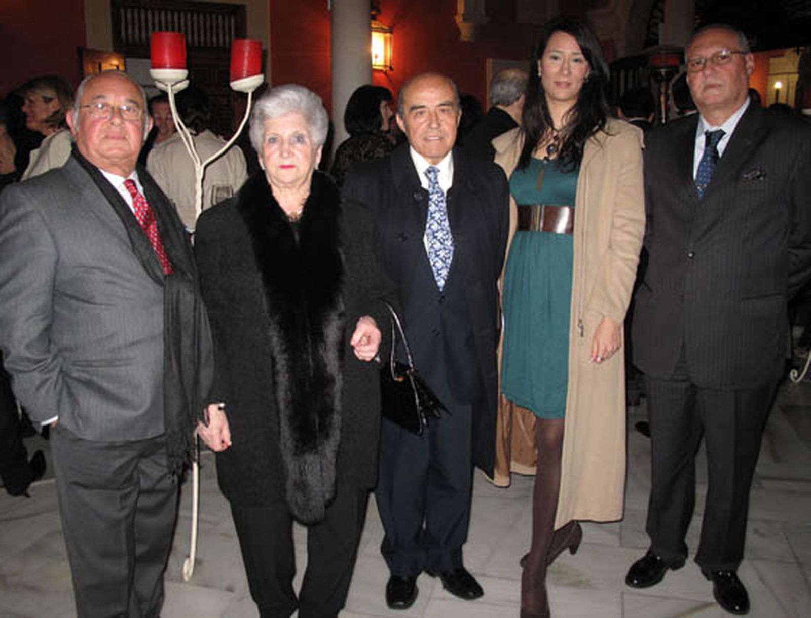 Tony Benítez, Paquita Cruzado, Juan Robles, la bailarina LIDIA dueñas y Mohamed Said, cónsul general de Marruecos.

Foto: Victoria Ramirez