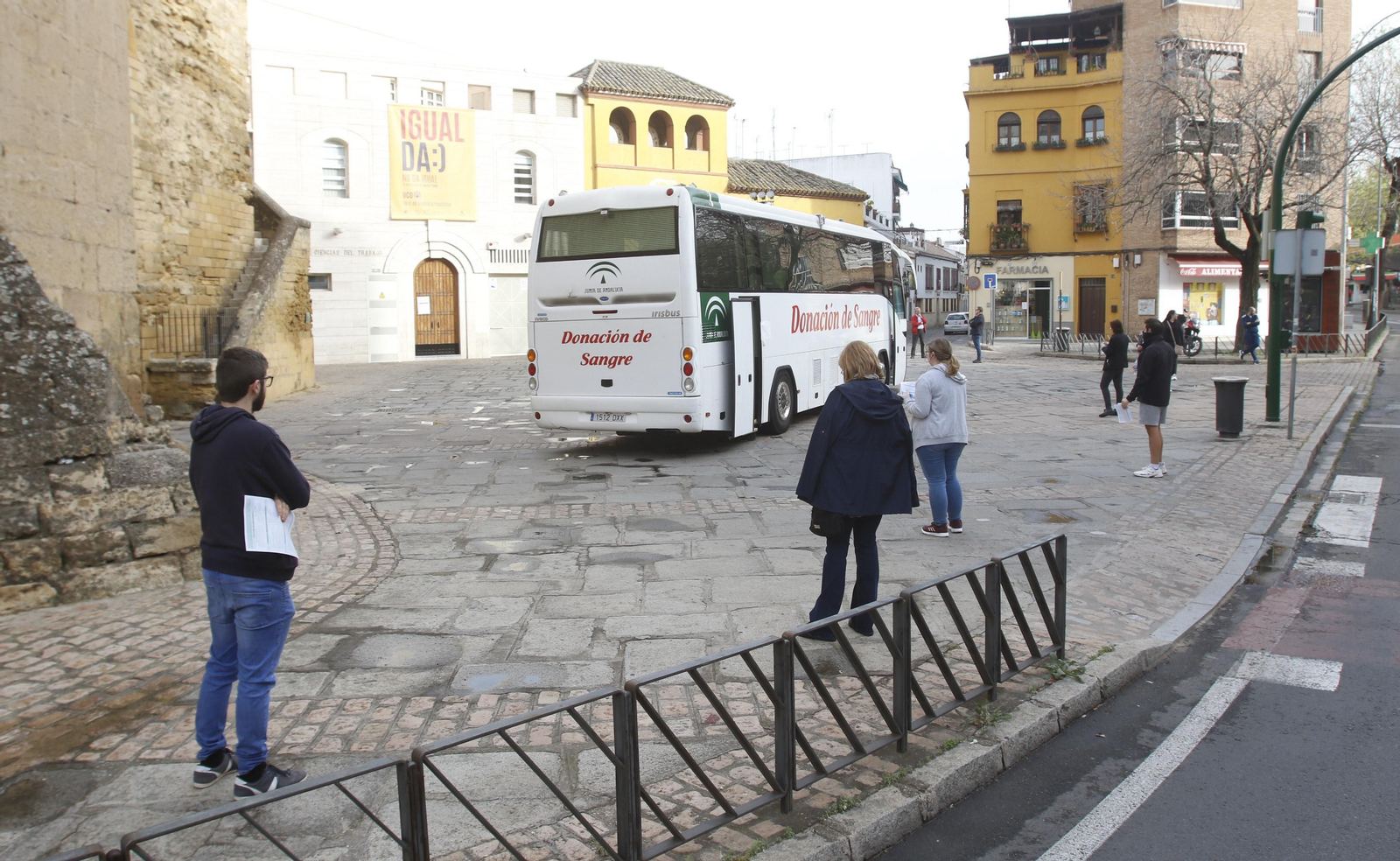 Los donantes de sangre rompen en la Malmuerta la tónica habitual de calles desiertas por una buena causa.