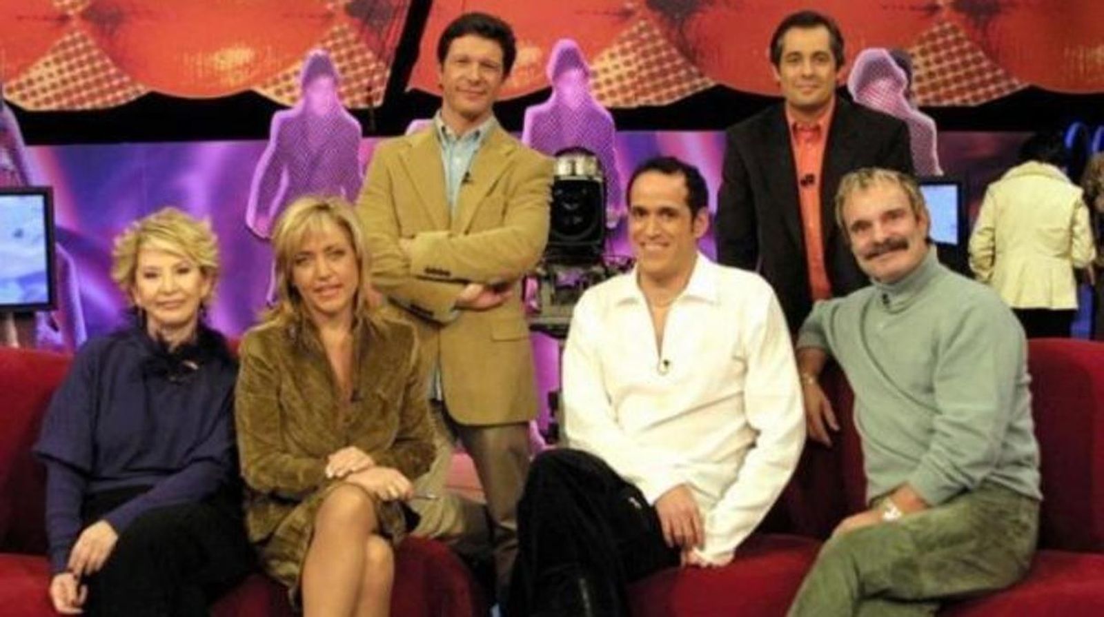 Equipo de colaboradores de 'Tómbola', el precursor de 'Sálvame', con su presentador, Ximo Rovira, en los programas del corazón.