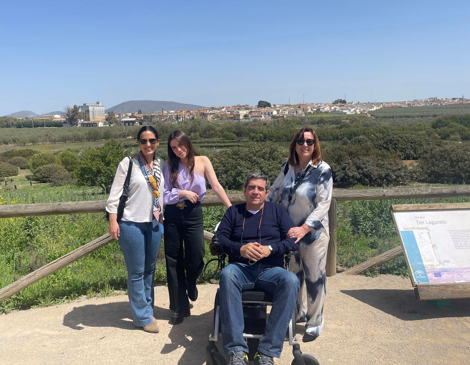 Salvador González junto a su mujer, su hija y su nuera, en una foto familiar.
