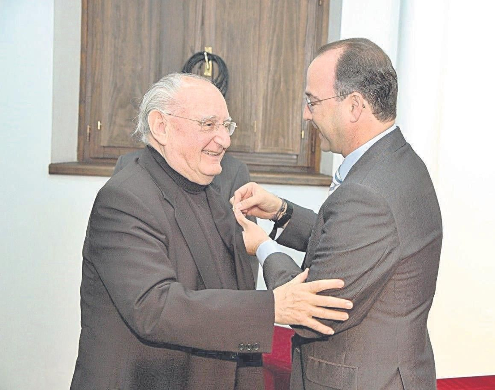 Juan López Martín, imponiéndole el Escudo de Oro de la Ciudad de Almería por parte del exalcalde Luis Rogelio Rodríguez-Comendador. Juan López Martín, imponiéndole el Escudo de Oro de la Ciudad de Almería por parte del exalcalde Luis Rogelio Rodríguez-Comendador.