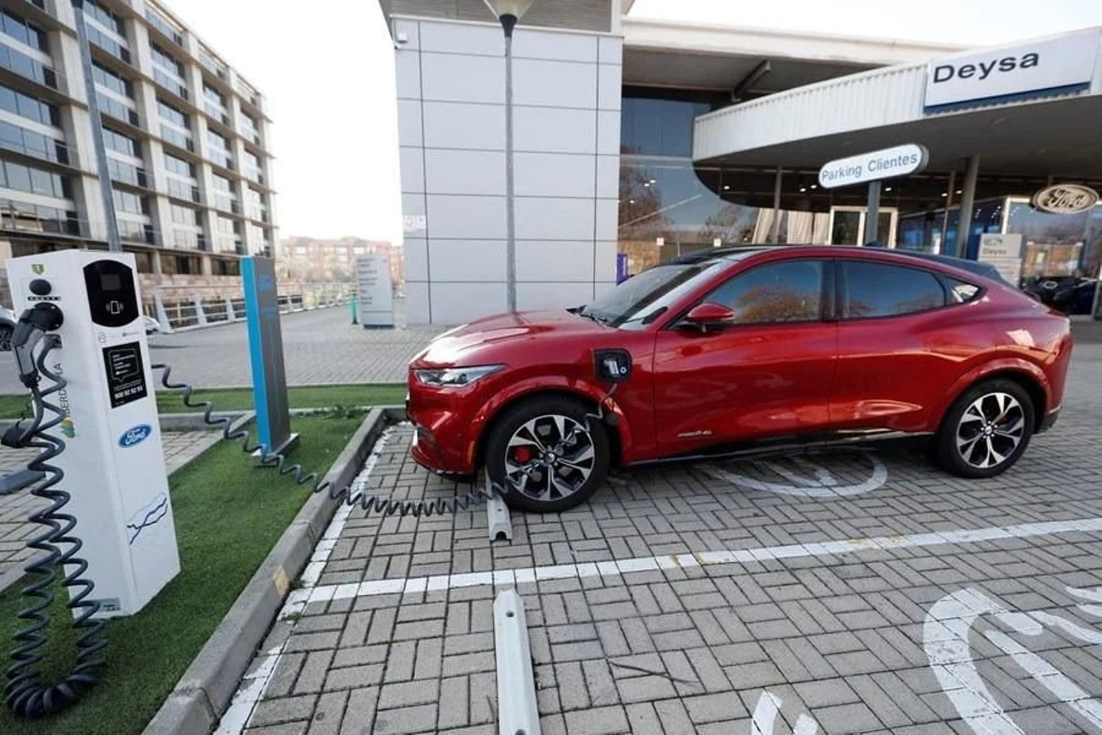 Recarga de un vehículo eléctrico en un concesionario de Madrid.