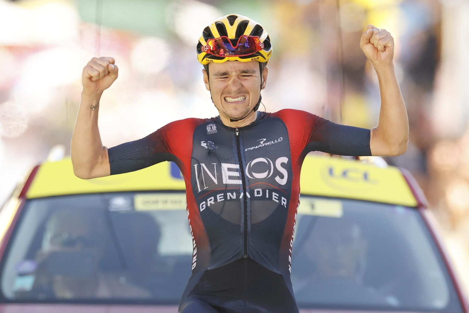 Pidcock coronando el Alpe D'Huez.