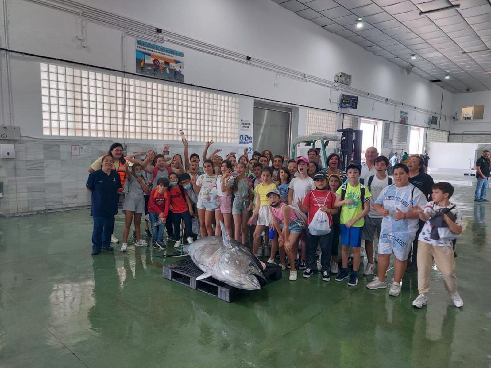 El Atún del Carmen comprado por Petaca Chico junto a un grupo de escolares.