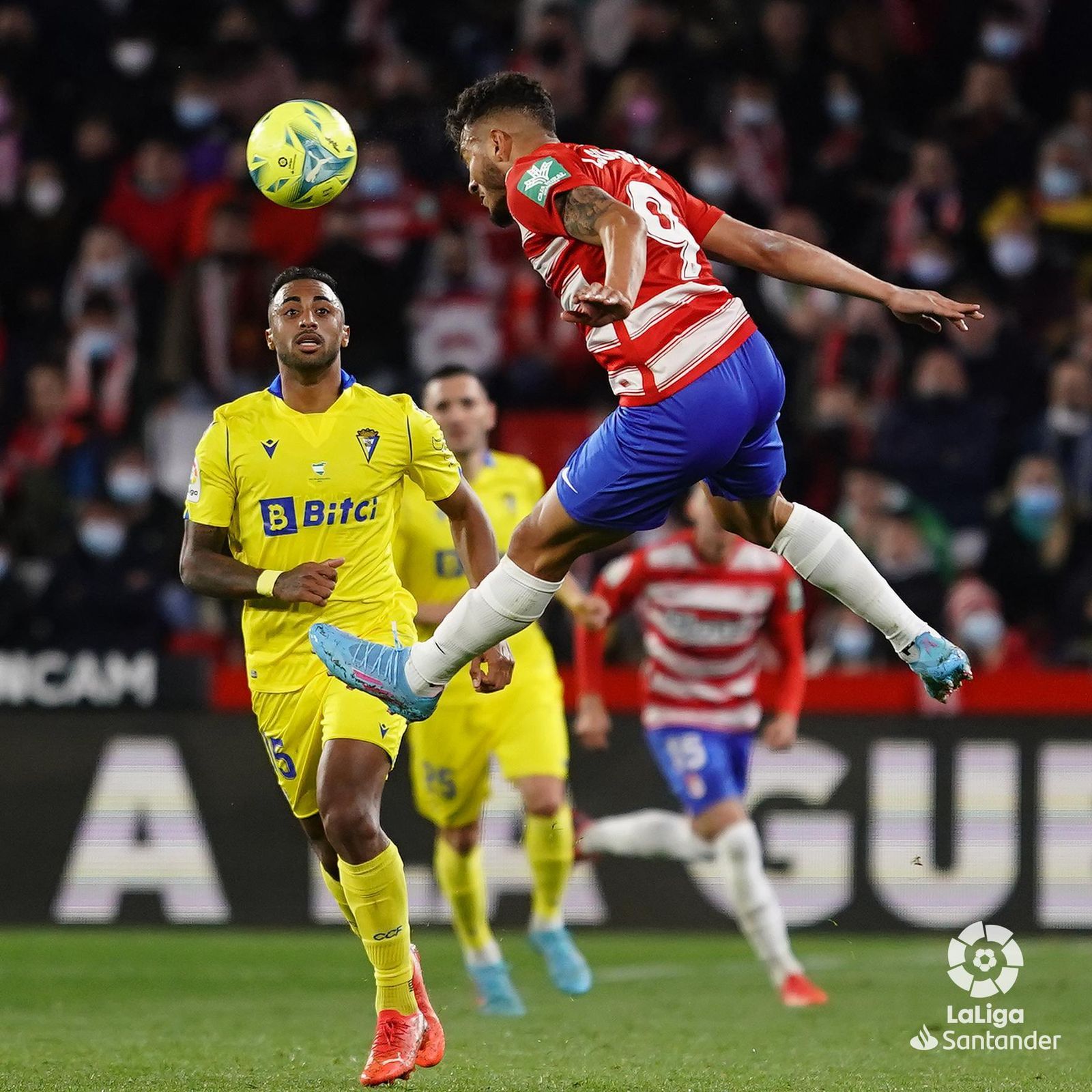 Luis Suárez remata de cabeza en el partido ante el Cádiz