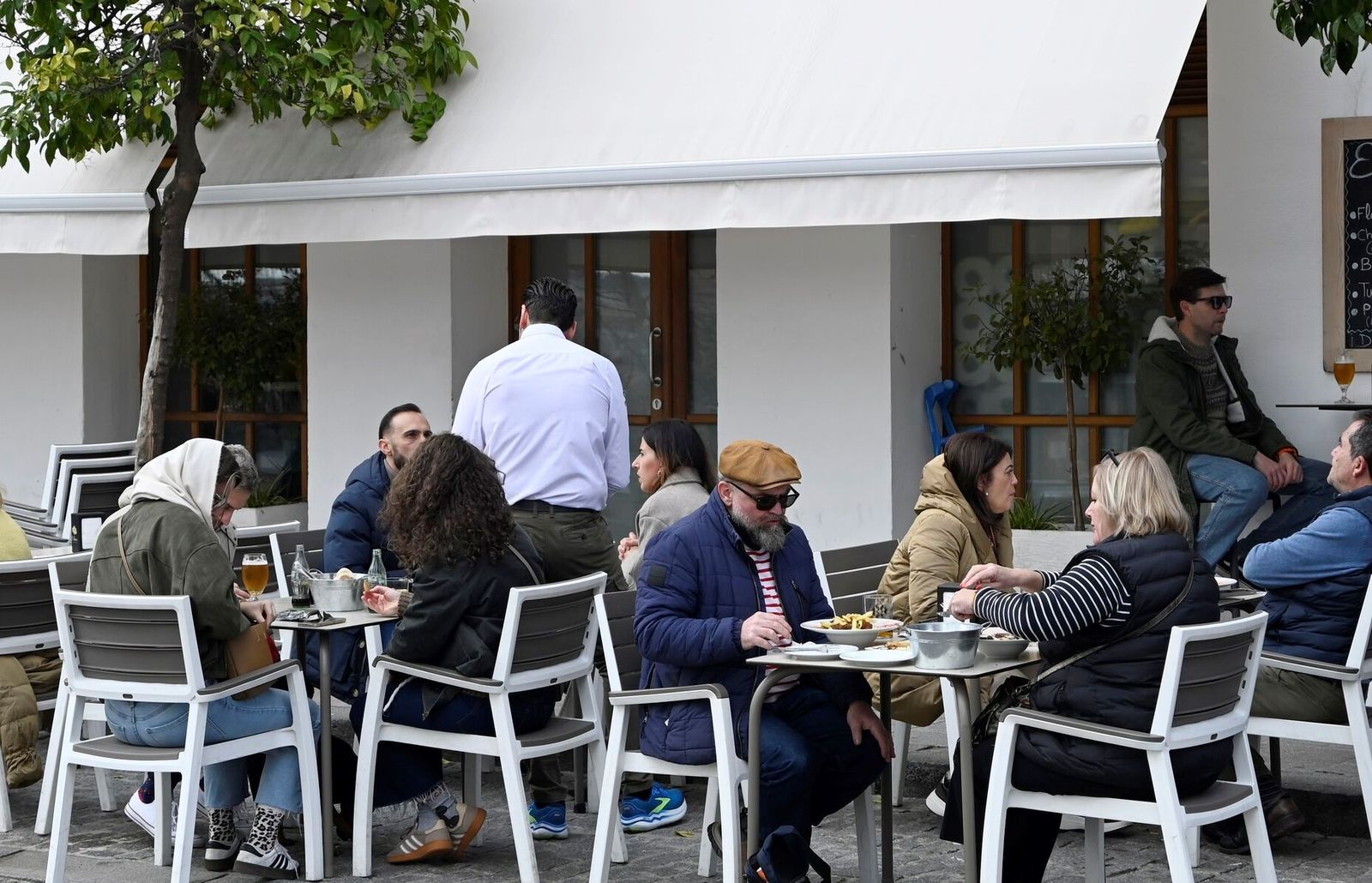 Las calles de Córdoba se llenan de gente con la tregua de la lluvia, en imágenes