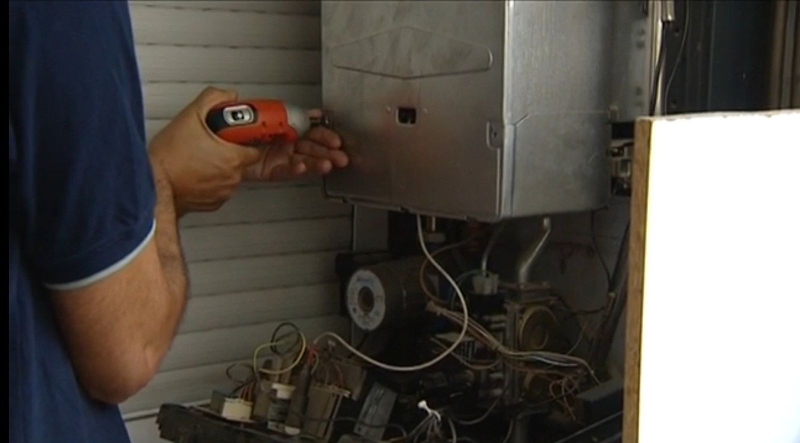 Un técnico repara un termo.