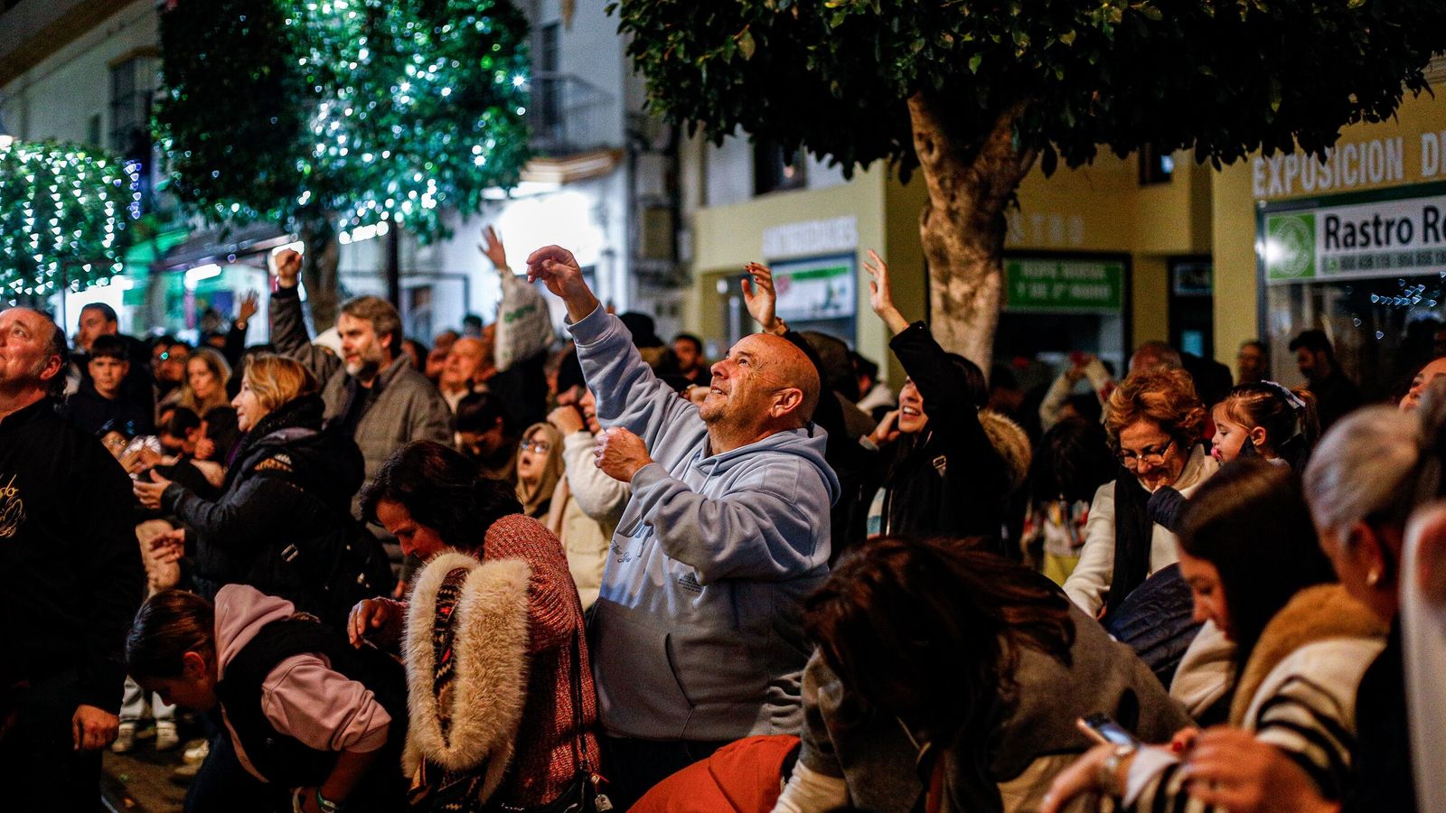 Ambiente en la calle Real durante la Cabalgata de la Ilusión de 2025 en San Fernando