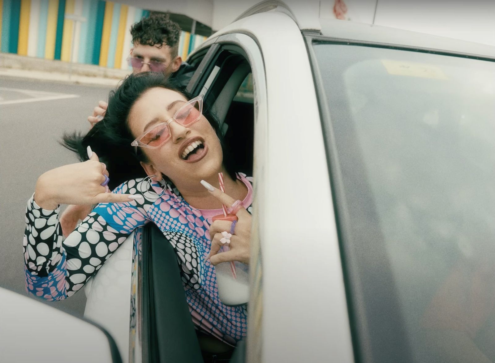 SilverPoppy en una escena del videoclip de ‘Baby’.