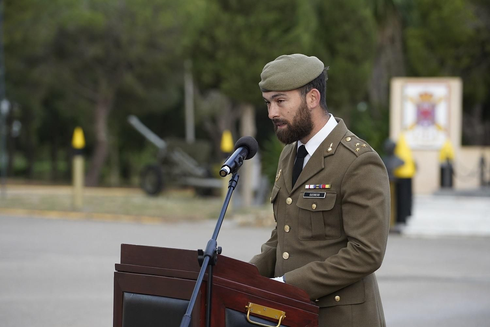 El capitán Gonzalo Julio Guerrero Garijo da lectura a la 'Lección del 2 de mayo' en el RACTA-4 de San Fernando