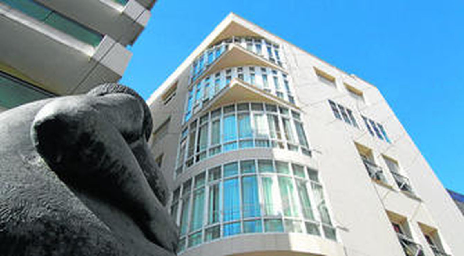 Los balcones circulares y las ventanas del edificio.