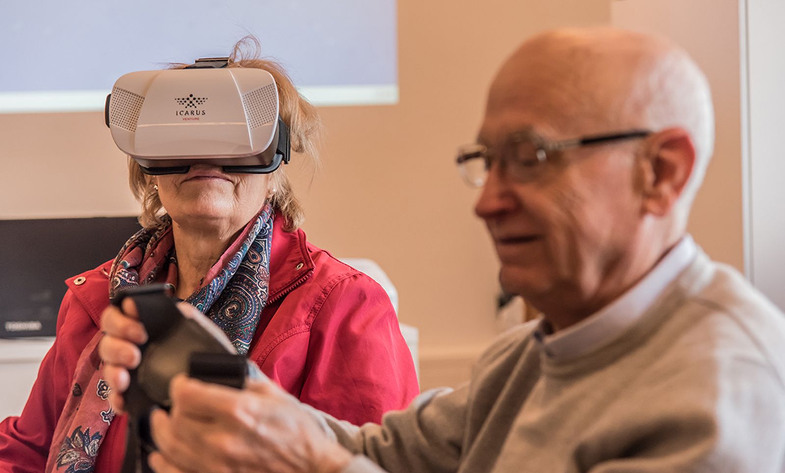 Dos ancianos prueban las nuevas tecnologías.