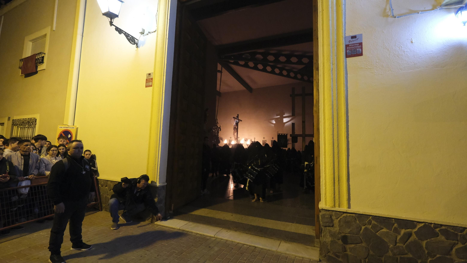 Procesión del Perdón en Almería, en imágenes