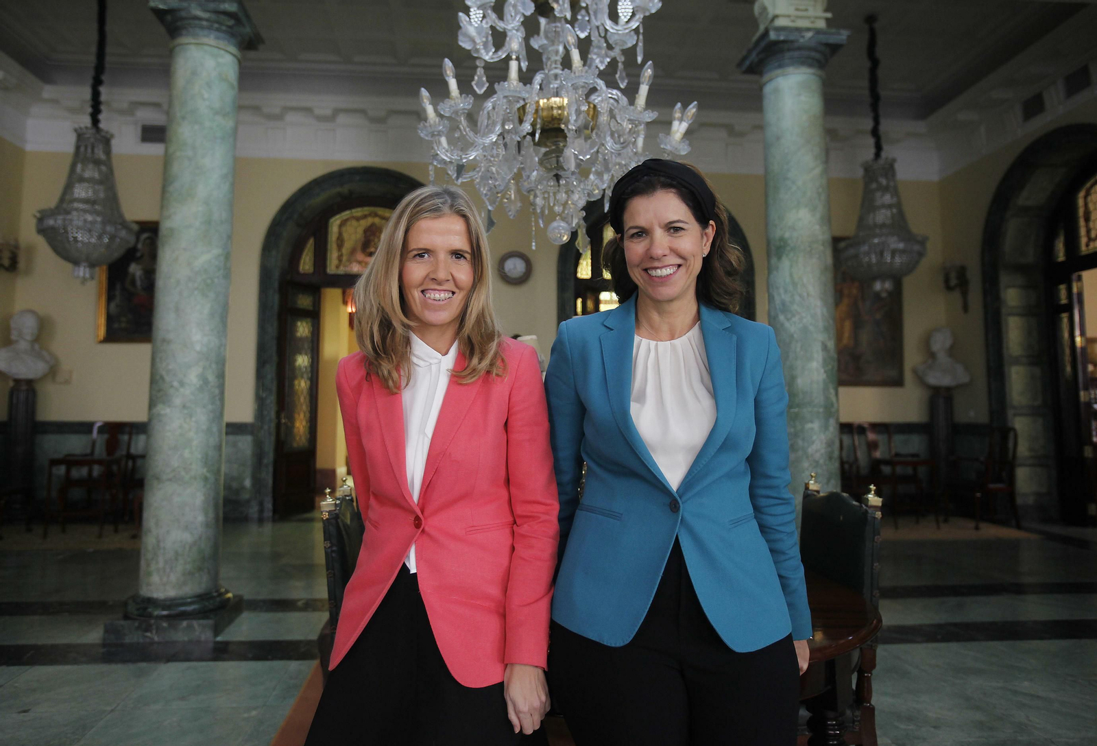 Marina Rosales y Covadonga Sánchez en uno de los salones de la sede central del club.