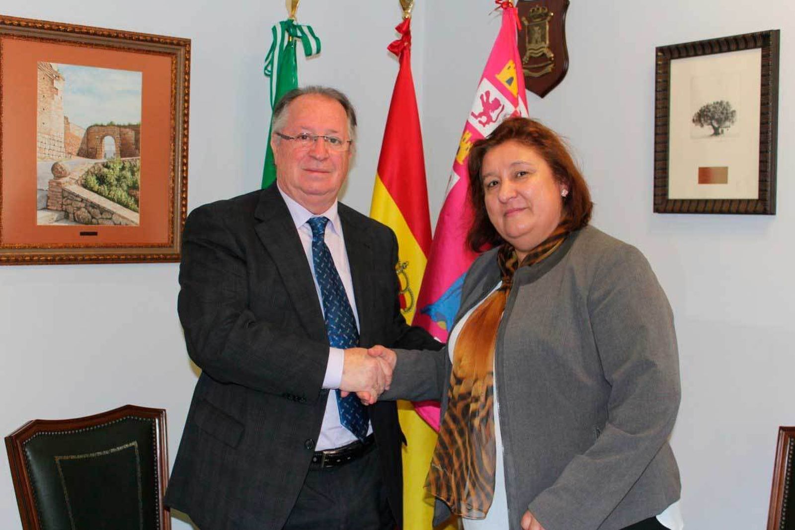 El director general de Biowood, Enrique Pelegrín, y la alcaldesa de Niebla, Laura Pichardo.