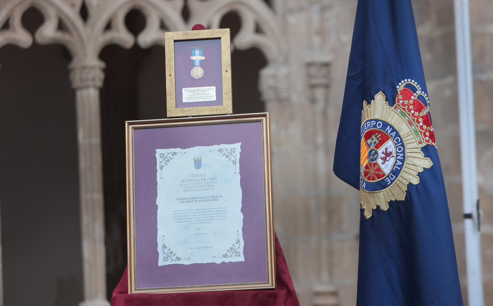 Entrega de Diplomas a la Policía Nacional de Jerez por la Medalla de Oro