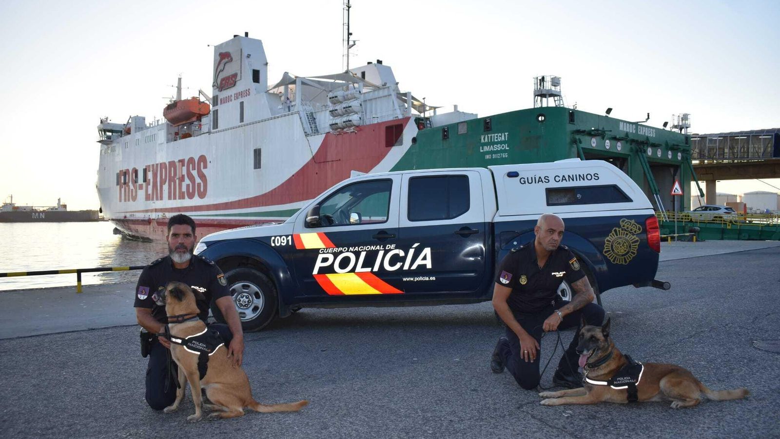 Uno de los equipos de rescate de la Policía Nacional, en el puerto de Algeciras.