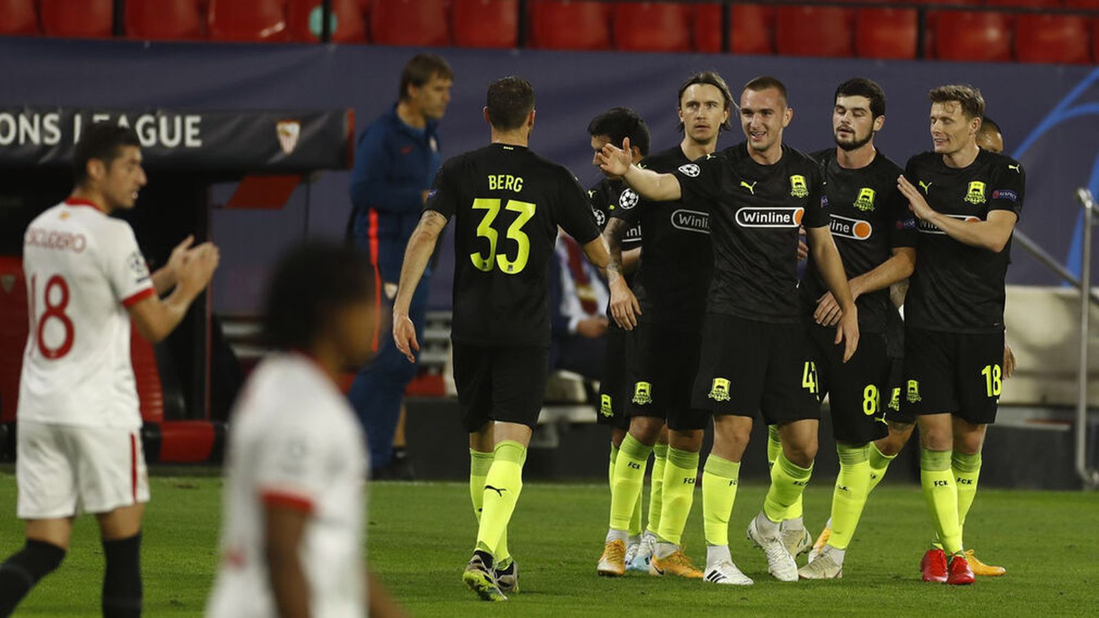 Berg, autor del 0-2 de penalti en el 3-2 del 4 de noviembre, es felicitado por Daniil Utkin.