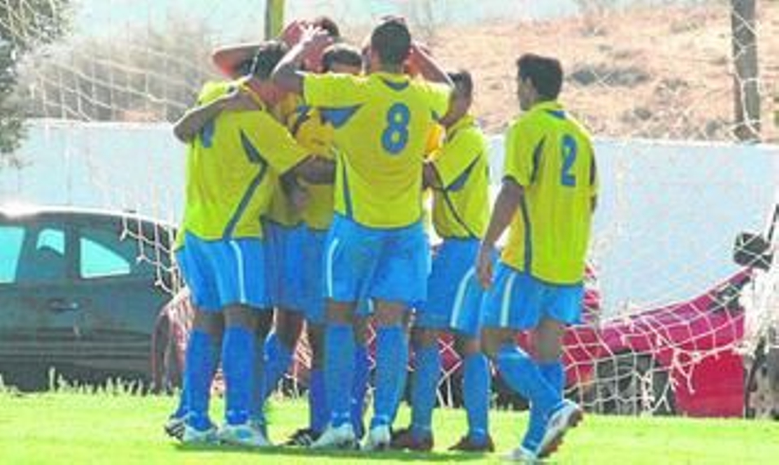 Los futbolistas del Tesorillo celebran uno de los goles del partido de ayer.