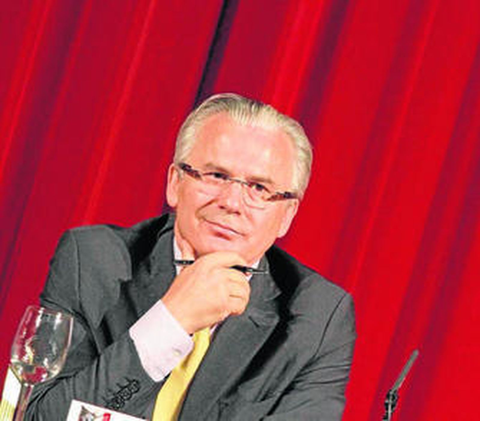 Baltasar Garzón escucha con gesto reflexivo una de las preguntas planteadas ayer en su conferencia.