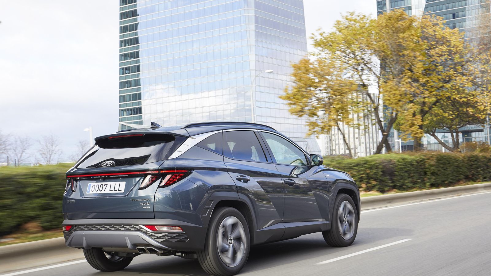 Los precios fluctúan desde los 27.400 euros del gasolina sin hibridación alguna y, por el momento, los 47.300 del híbrido con el nivel Style y el paquete interior Teal que incluye cuero.