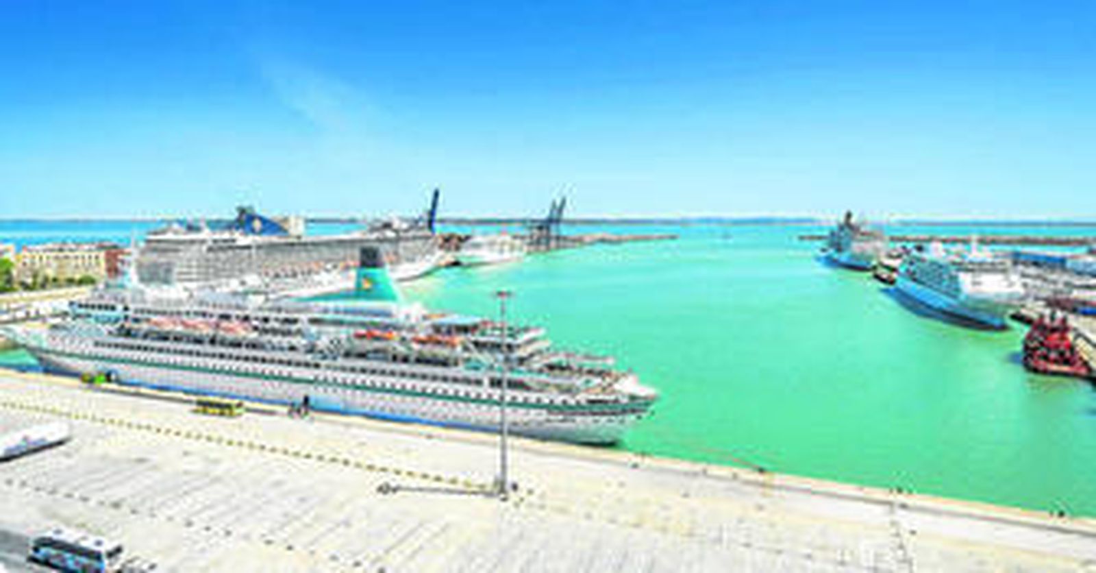 Cruceros atracados en Cádiz.