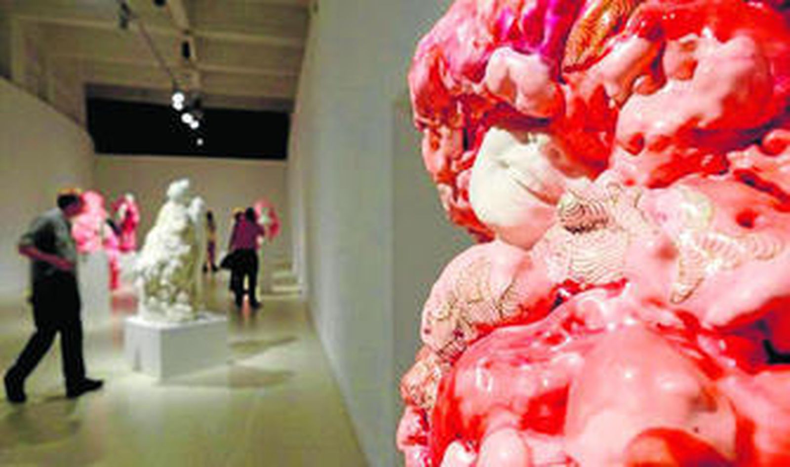 1. Una obra de Marina Vargas que formó parte de una exposición en el CAAC de Málaga. 2. El fotógrafo granadino José Guerrero repite en ARCO con el apoyo de la galería sevillana Alarcón Criado. 3. Simón Zabell, profesor de la facultad de Bellas Artes de Granada. 4. La galerista Carolina Alarcón.