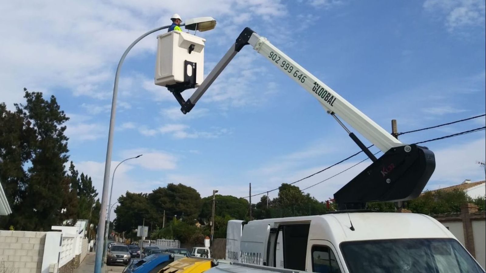 Una imagen del mantenimiento del alumbrado.