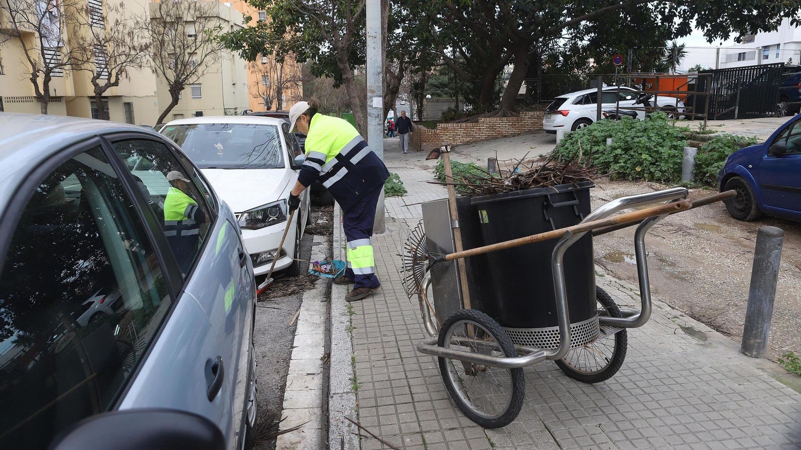 Una empleada de Algesa barre una calle en Algeciras.