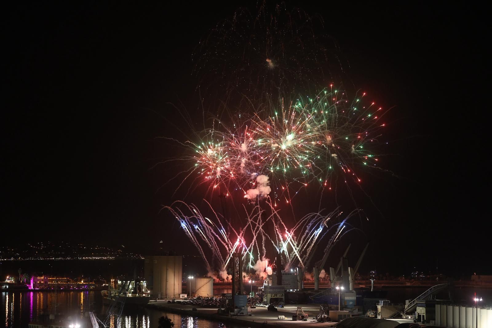 El show de drones y fuegos que da la bienvenida a la Feria de Málaga, en imágenes