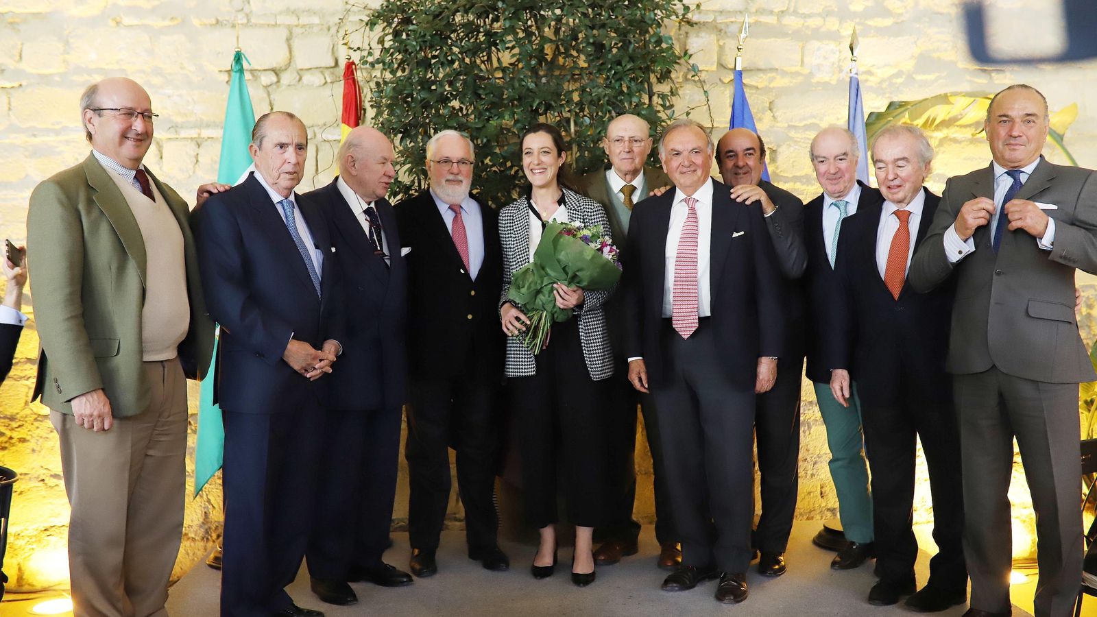Miguel Arias junto a los miembros del comité organizador, formado por Miguel Arias con los miembros del comité organizador, formado por Ana Domecq, Manuel Vázquez, Rafael Domecq, Fernando Domecq, Álvaro Molina, Aurelio Romero, José Pravia, Rafael Aldama, Antonio Sainz de Vicuña, Luis Juan Sánchez y Bernardo Villar, quien excusó su ausencia en el acto.