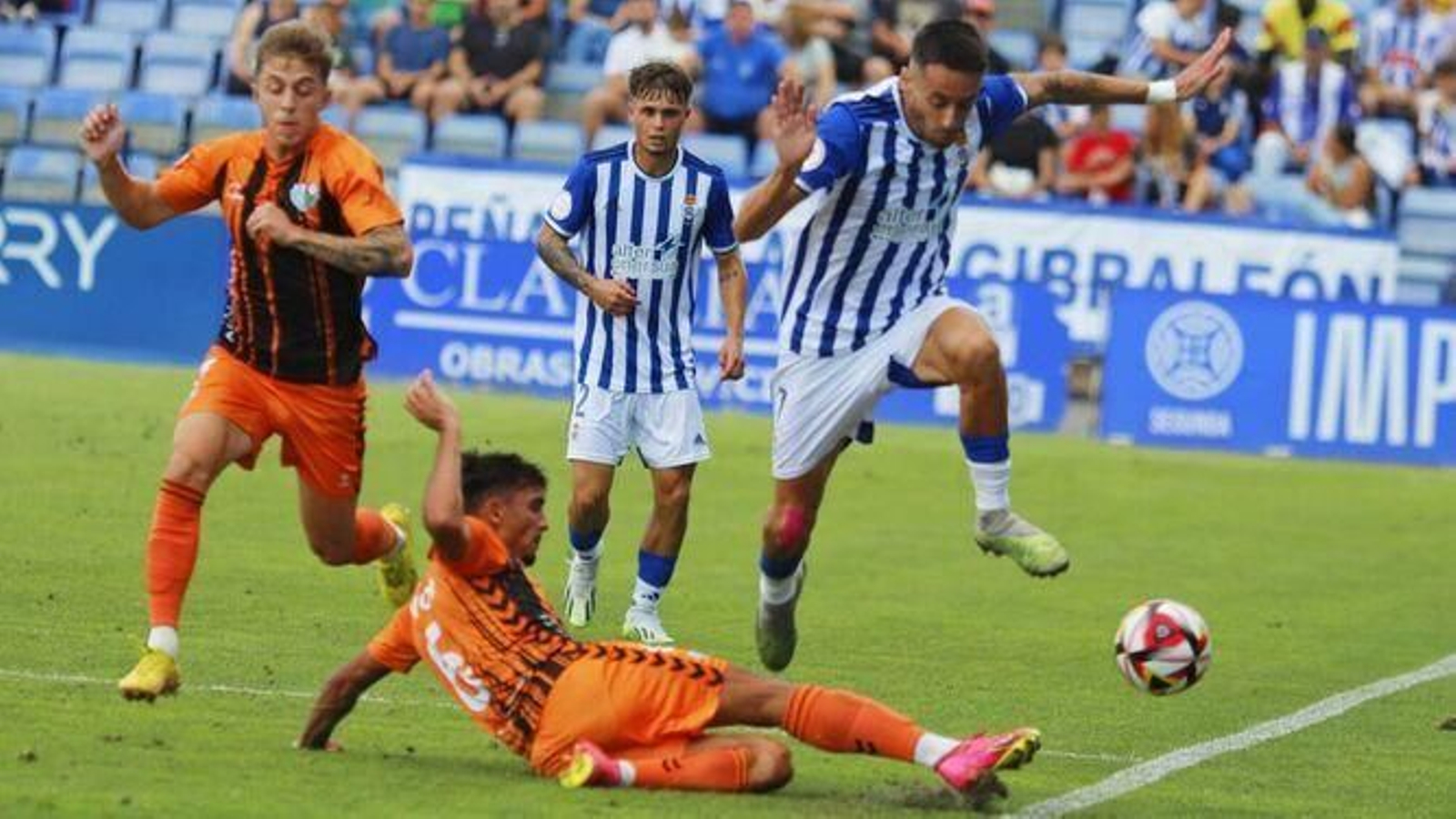 Un momento del encuentro entre el Recre y el Antequera