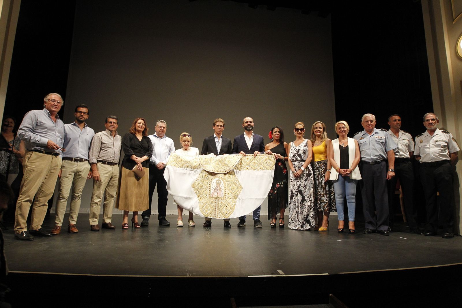 Fotogalería entrega capote de paseo al torero Ginés Marín. Feria de Almería 2019