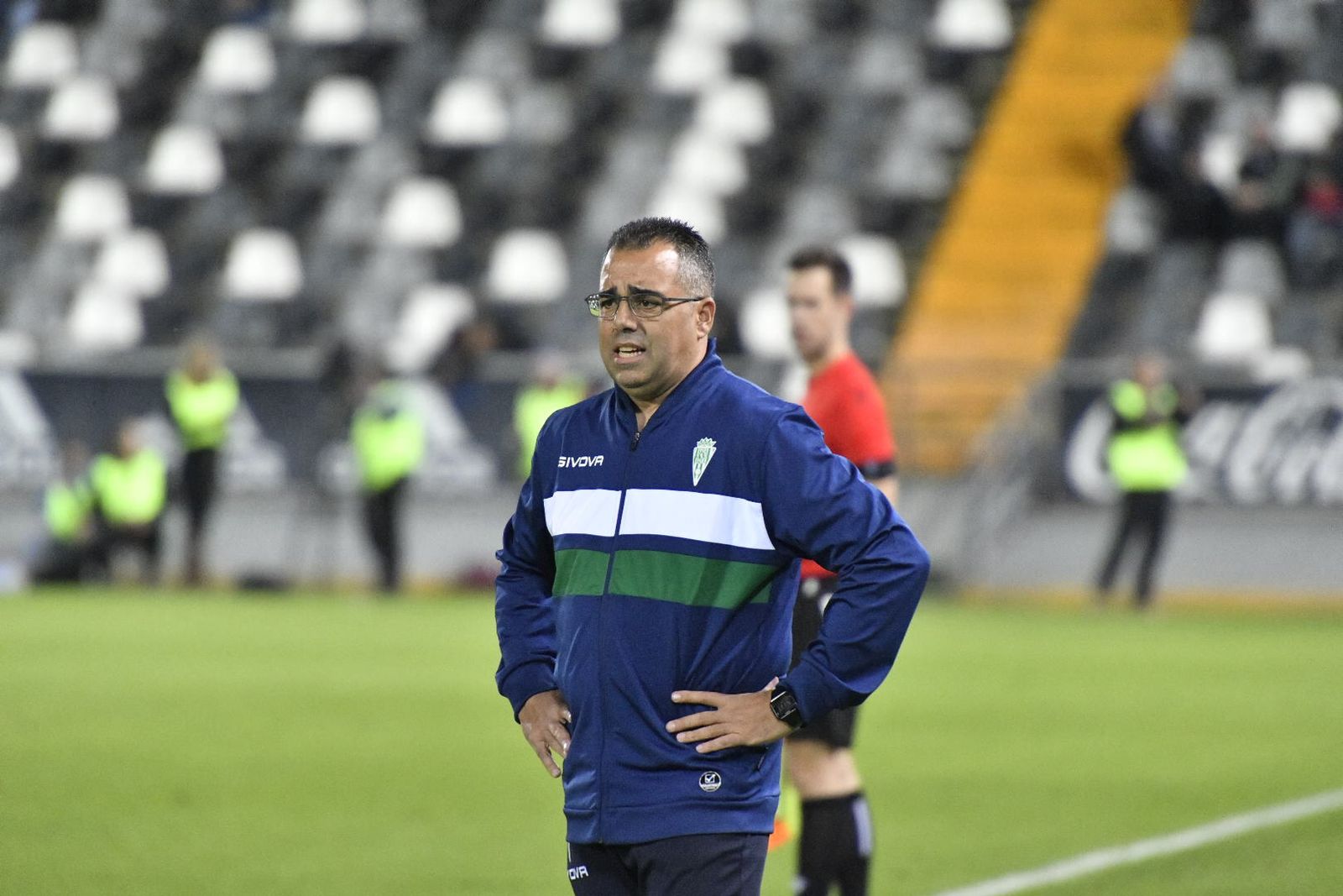 Germán Crespo da órdenes desde la zona técnica.
