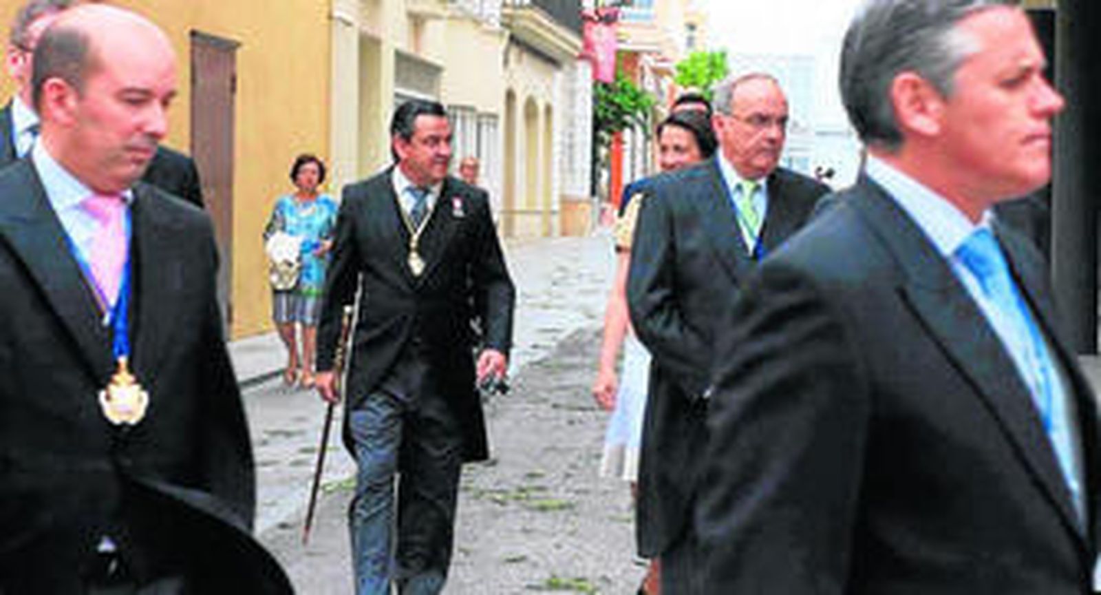 Loaiza, el domingo, en los actos del Corpus, de chaqué y con el bastón de regidor. En primer plano, el edil Javier Cano.