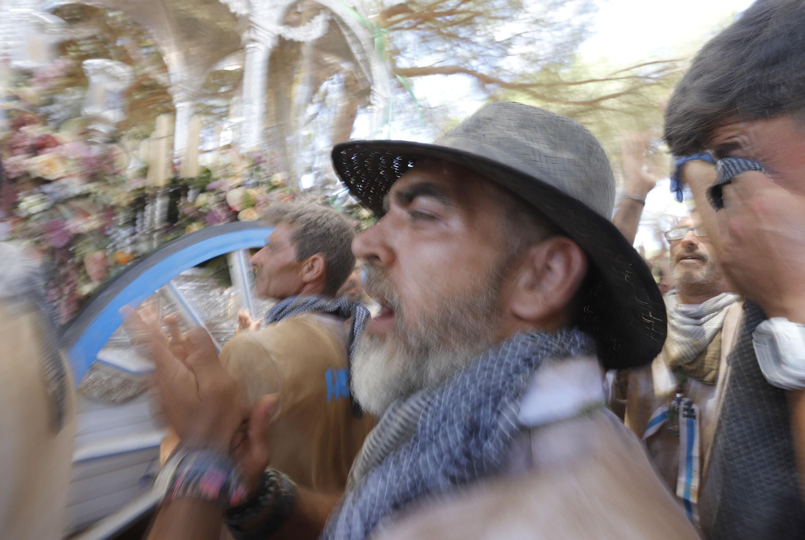 El camino de la Hermandad de Huelva por las arenas hacia El Rocío, en imágenes