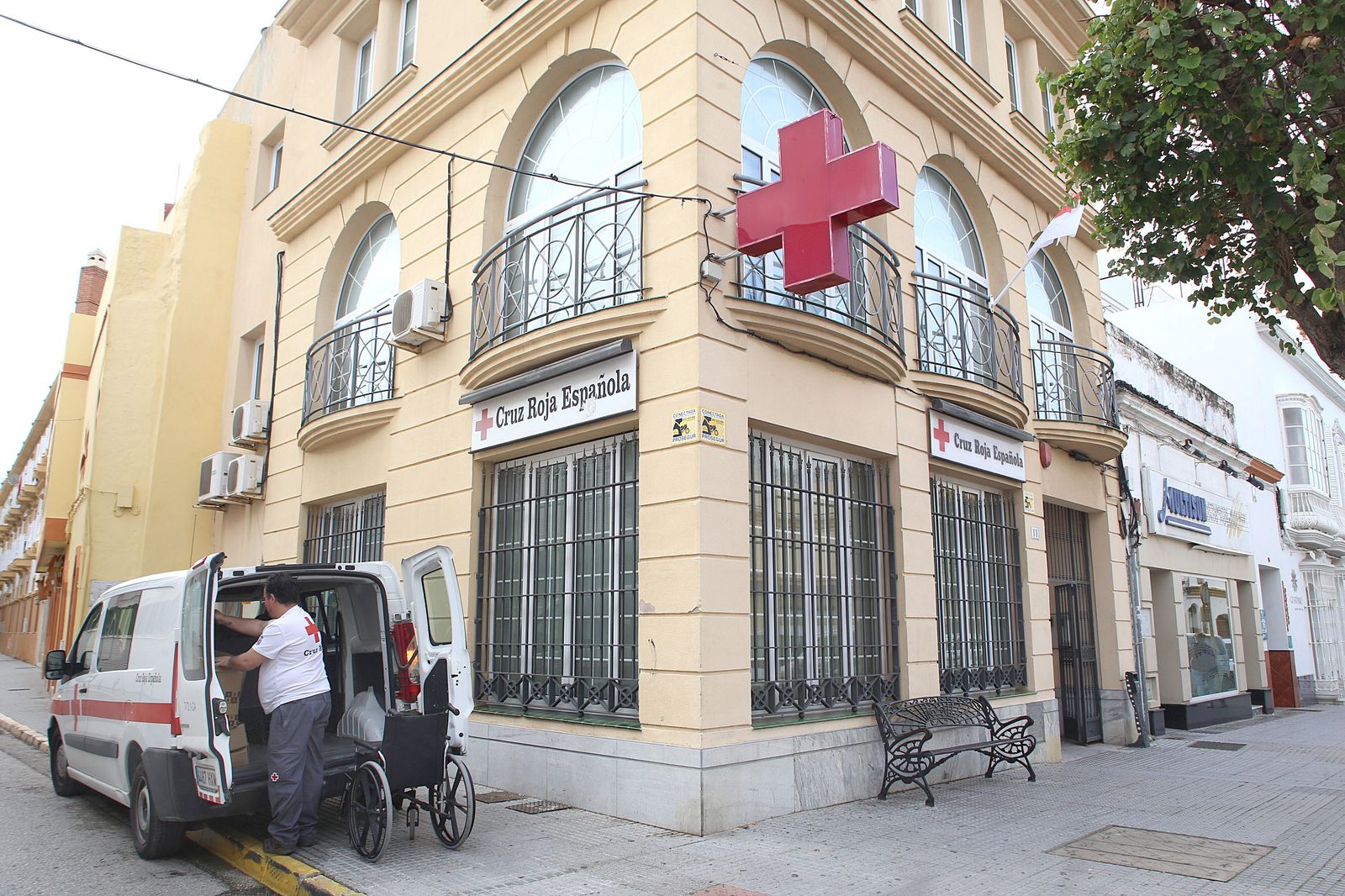 Miembros de Cruz Roja realizan diversas labores a las puertas de la sede de la ONG en la localidad, en una imagen de archivo.