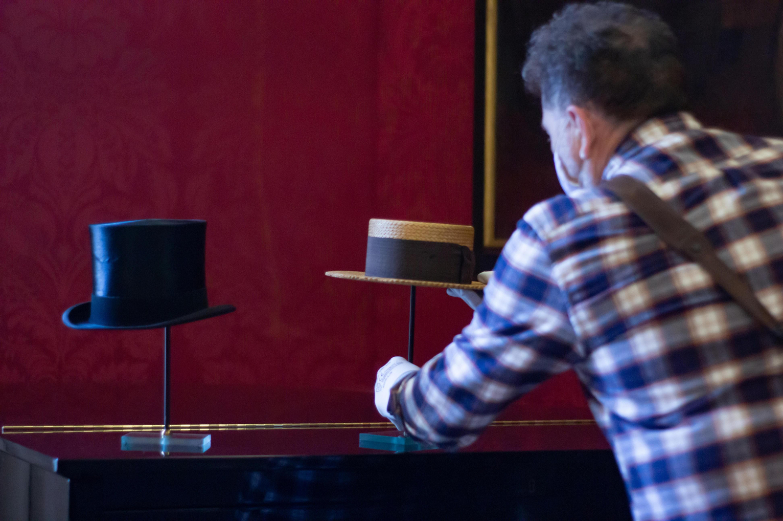 El Ayuntamiento restaura cuatro de los sombreros de Manuel de Falla