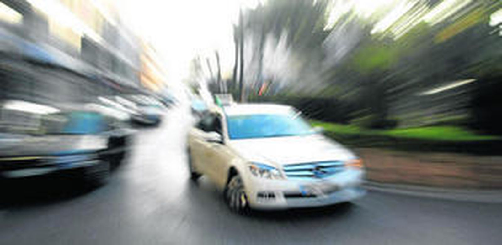 Un taxi de la ciudad de Algeciras circula por la céntrica avenida Blas Infante, la semana pasada.
