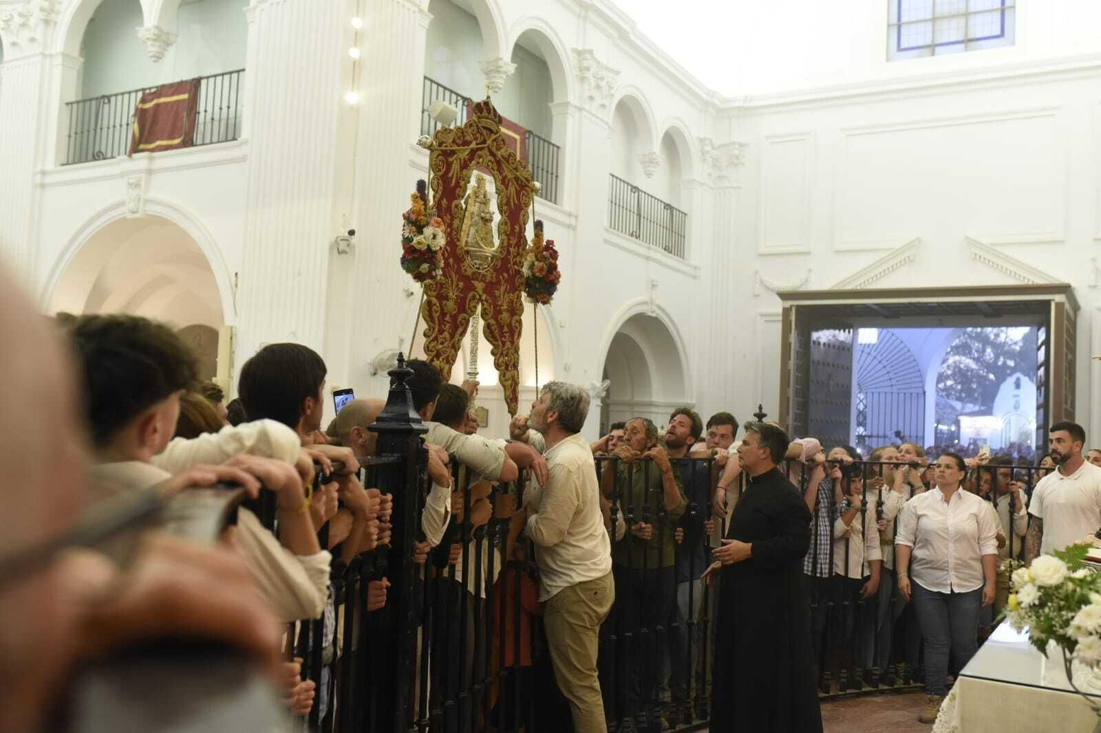 La recogida de la Virgen del Rocío, en imágenes