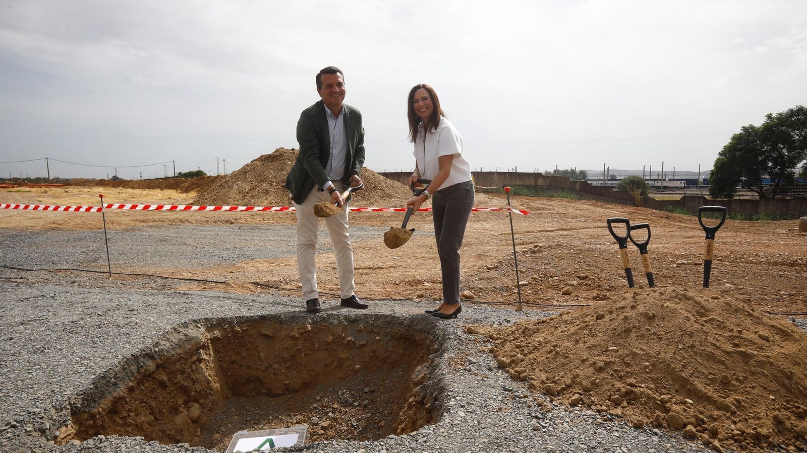 José María Bellido y Rocío Ruiz, en la puesta de la primera piedra de la tercera fase del parque logístico.