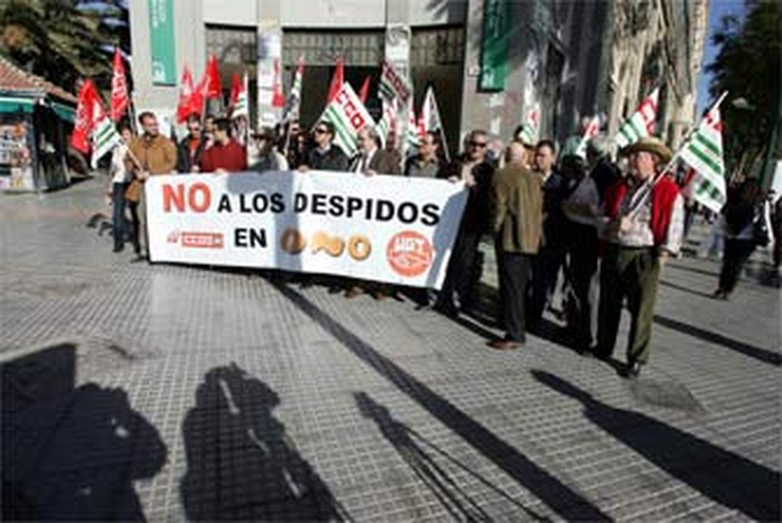 Unas 80 personas se concentran frente a la Delegación de Empleo en contra del ERE de ONO