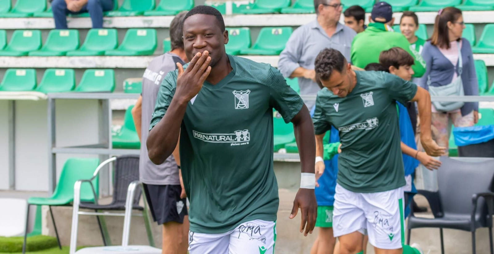 Paco Mwepu salta a calentar en un partido del Atlético Sanluqueño en El Palmar.
