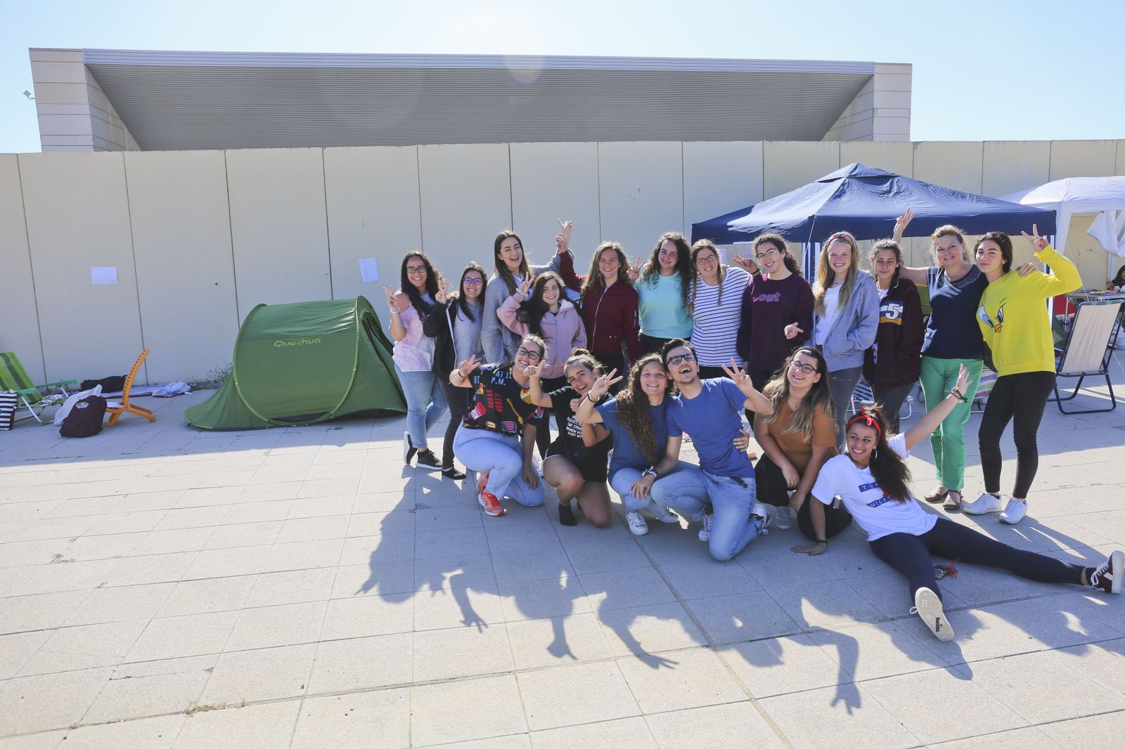 Las fans guardan pacientemente cola para ver a Pablo Alborán