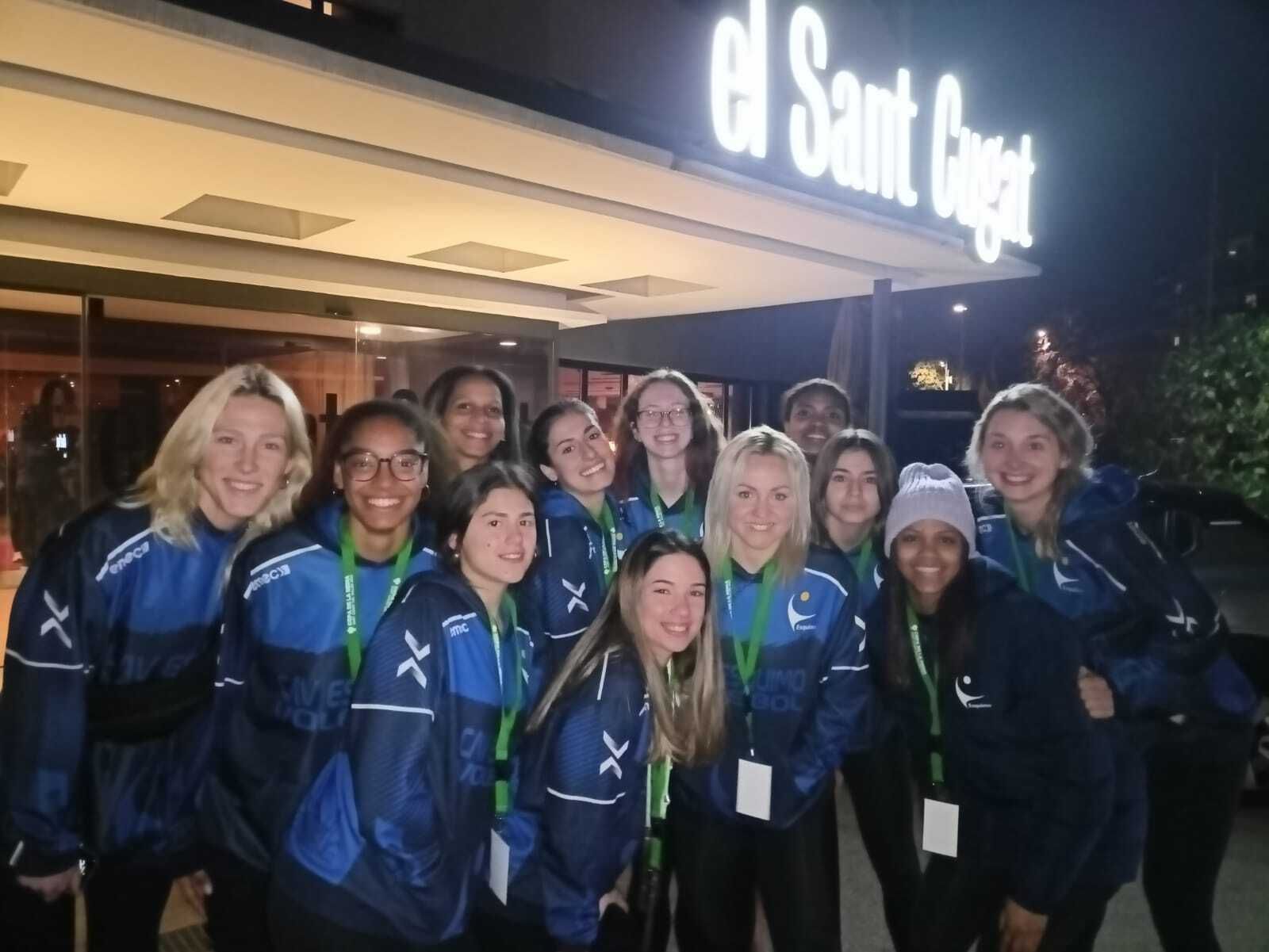 Las jugadoras del Cajasol Voley posan en San Cugat durante la pasada Copa de la Reina.