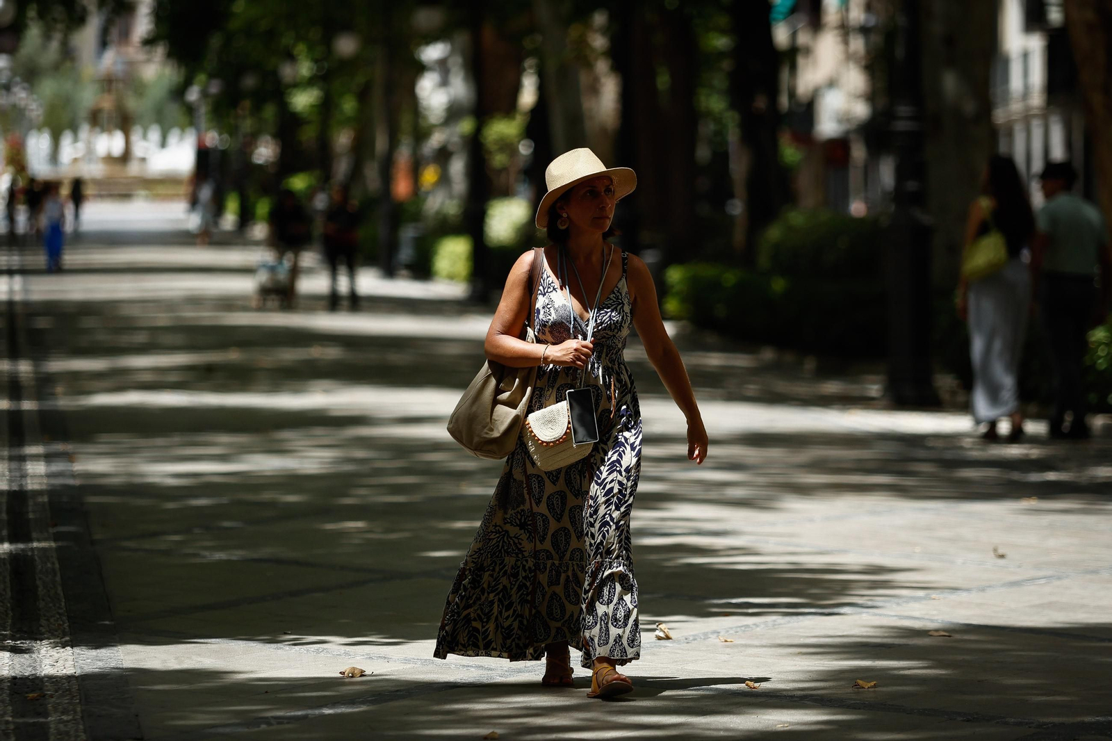 Paraguas, abanicos y agua: las mejores imágenes de la primera ola de calor de agosto en Granada
