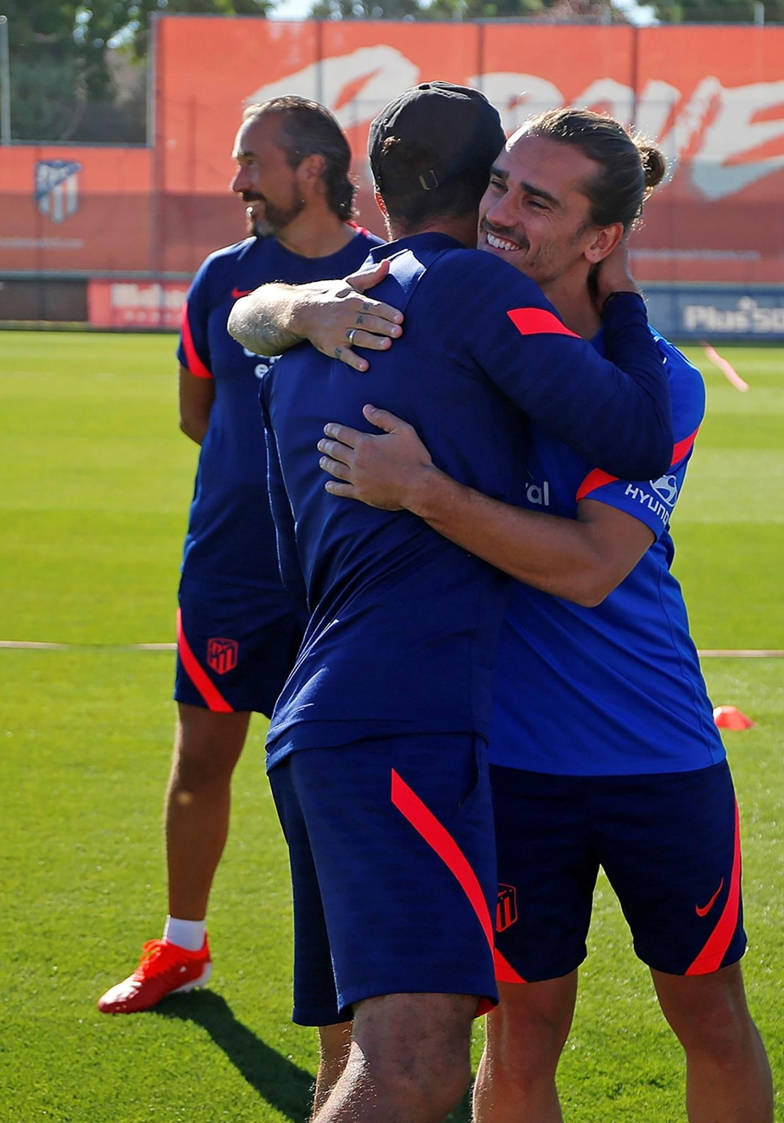 Griezmann y Simeone se abrazan en el primer entrenamiento del francés en su segunda etapa en el Atlético.