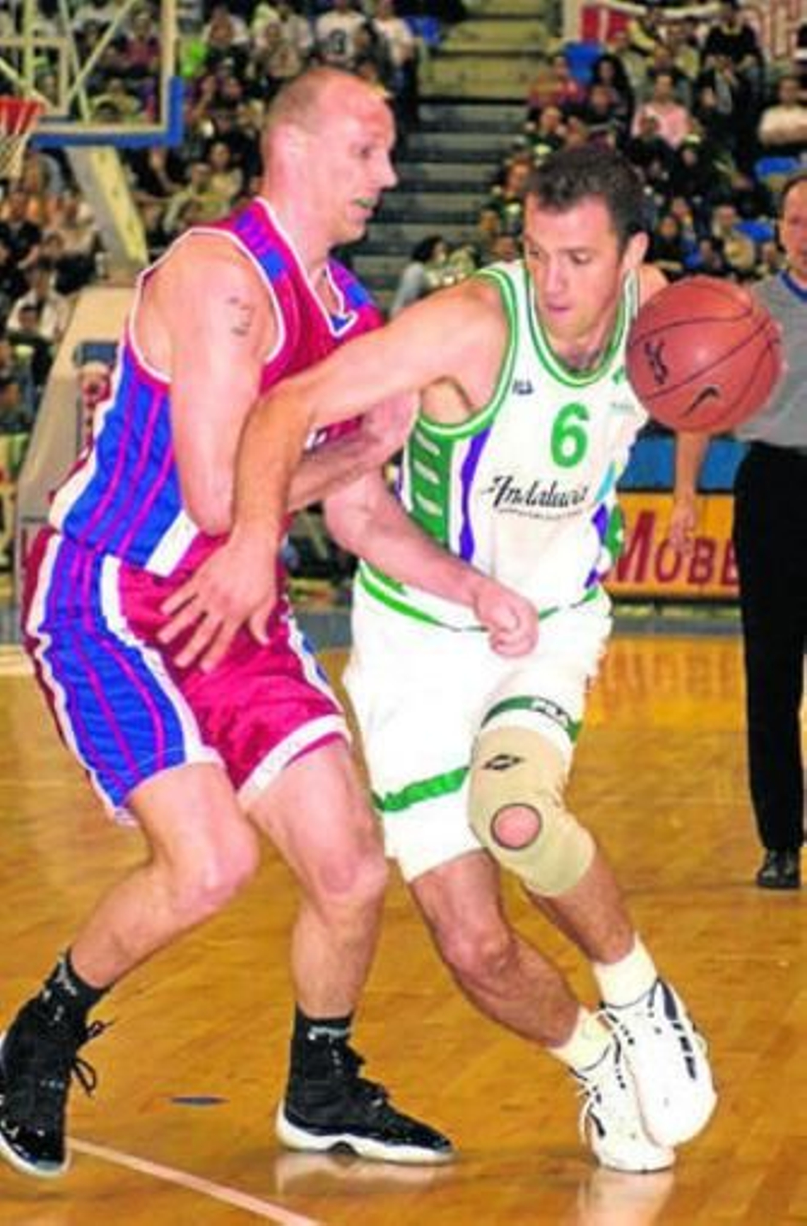 Veljko Mrsic (derecha), en el choque entre el Unicaja y Ricoh Astronauts de la Copa Korac de 2001.