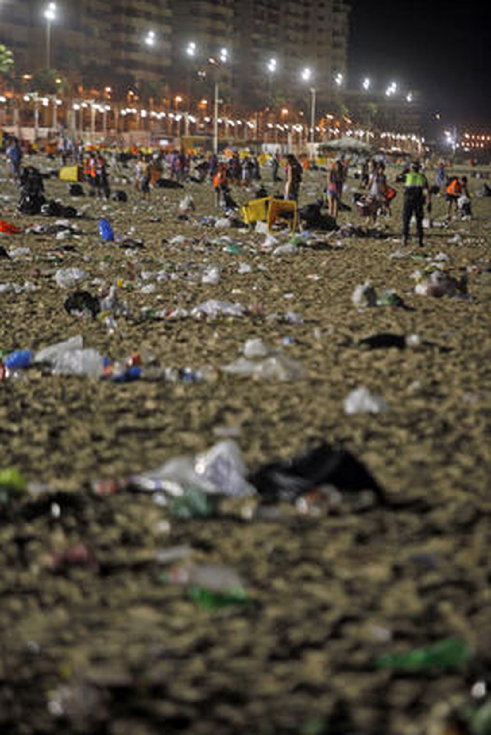 Los servicios de limpieza recogen 42 toneladas de residuos de la arena tras la noche de las barbacoas del Trofeo Carranza.

Foto: Jesus Marin